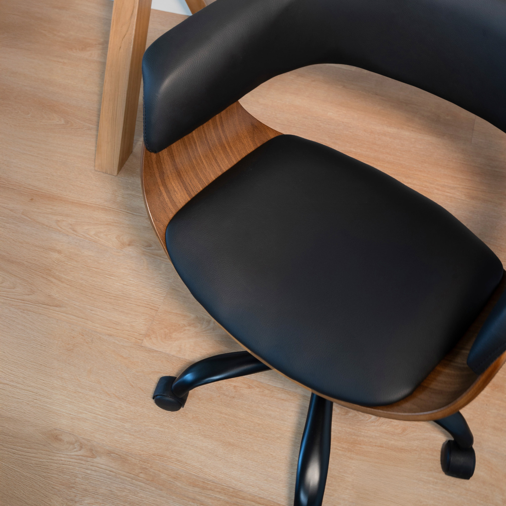Chaise de bureau pivotante sur roulettes en bois et PU noir - Basile
