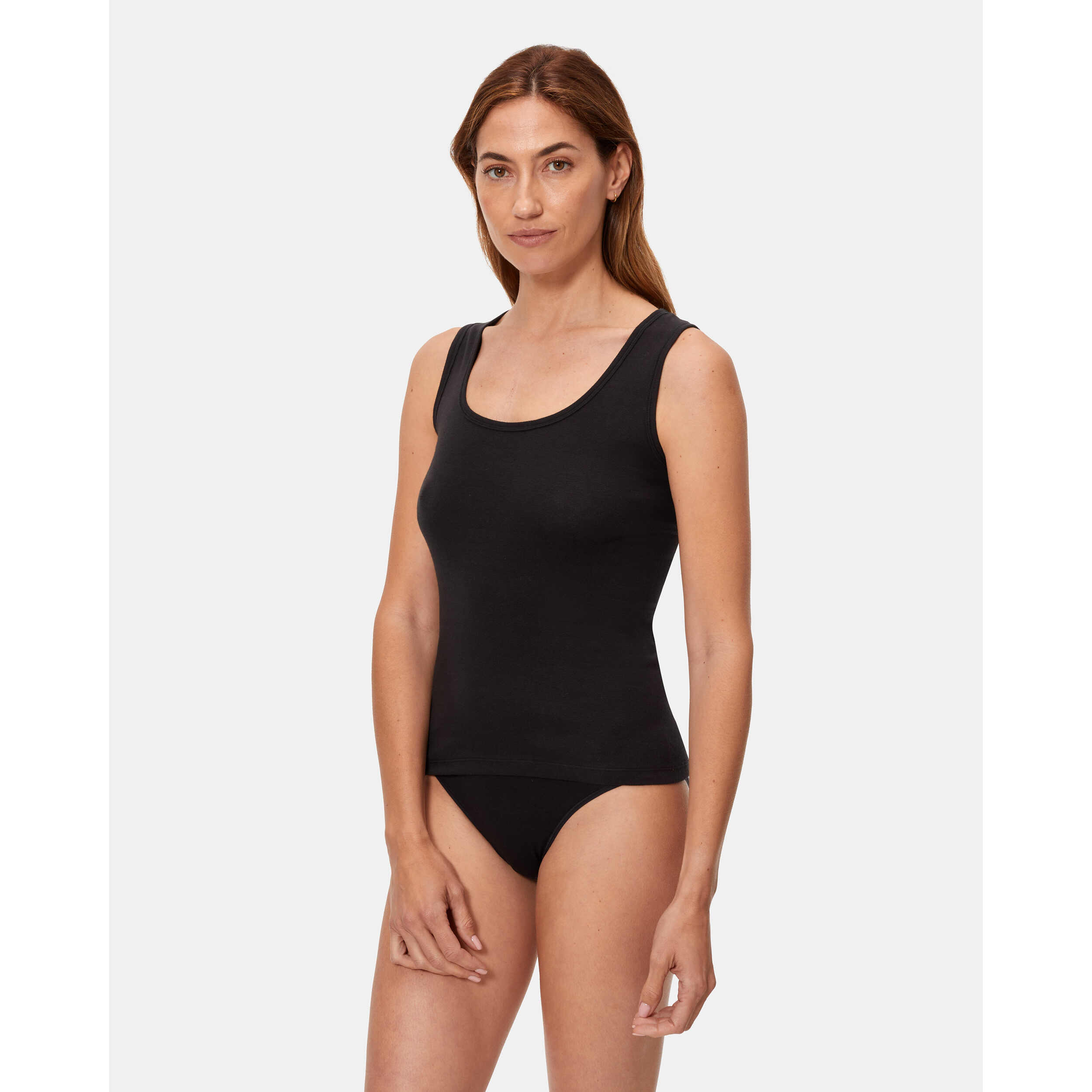 Camiseta de tirantes anchos de patrón básico con escote redondo ligeramente escotado