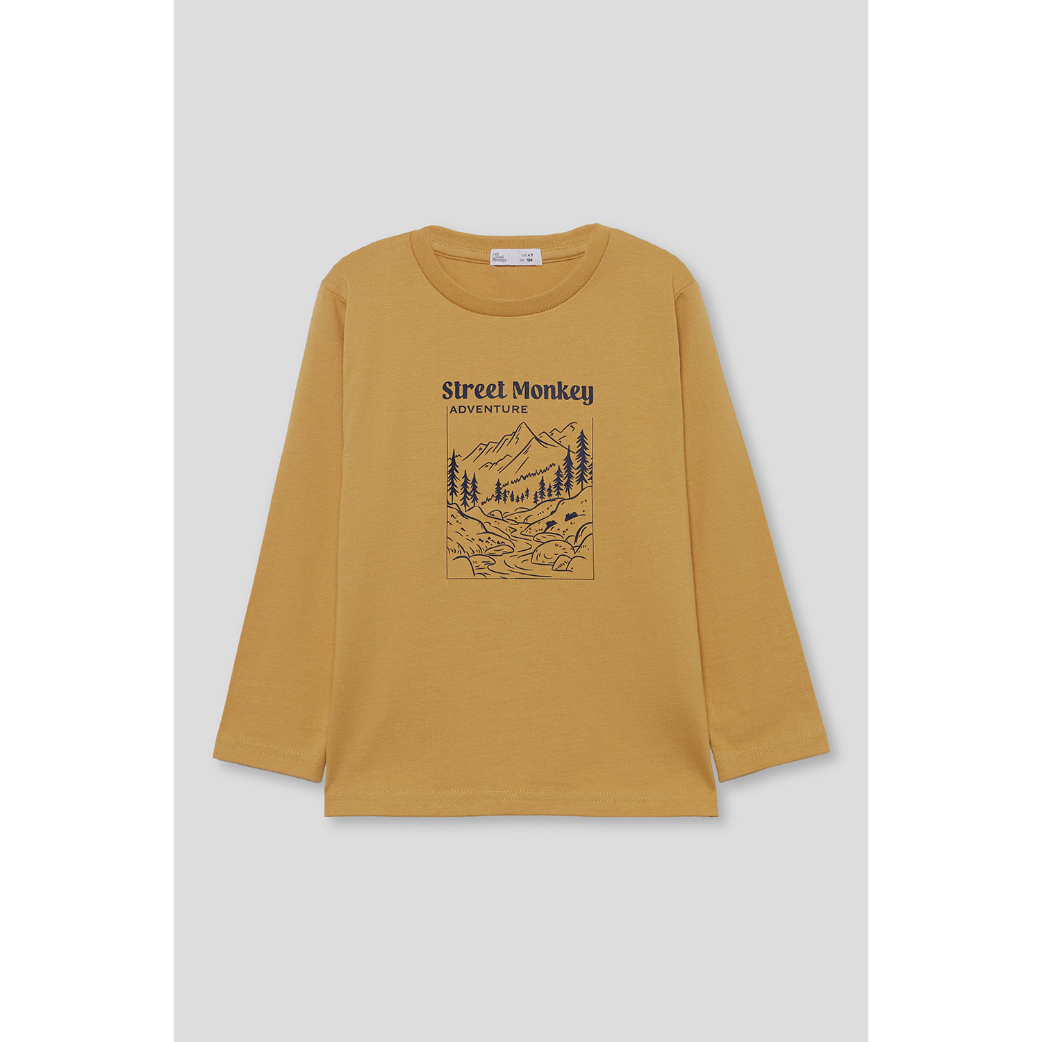 Camiseta niño mostaza de manga larga, ilustración de montaña estilo aventura y cuello redondo | Color: Mostaza | Street Monkey