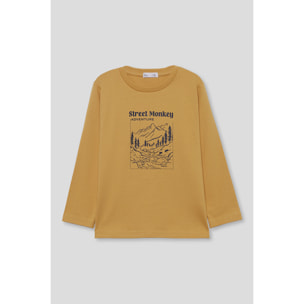 Camiseta niño mostaza de manga larga, ilustración de montaña estilo aventura y cuello redondo | Color: Mostaza | Street Monkey