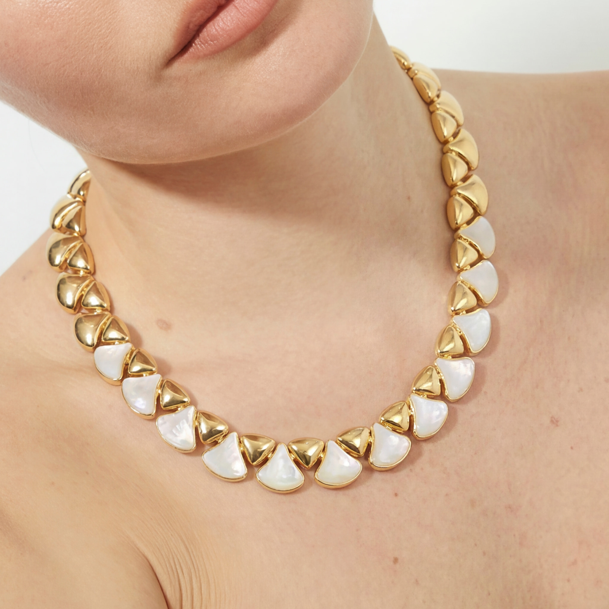 Collar de Madreperla Blanca acabado en oro amarillo de 18k