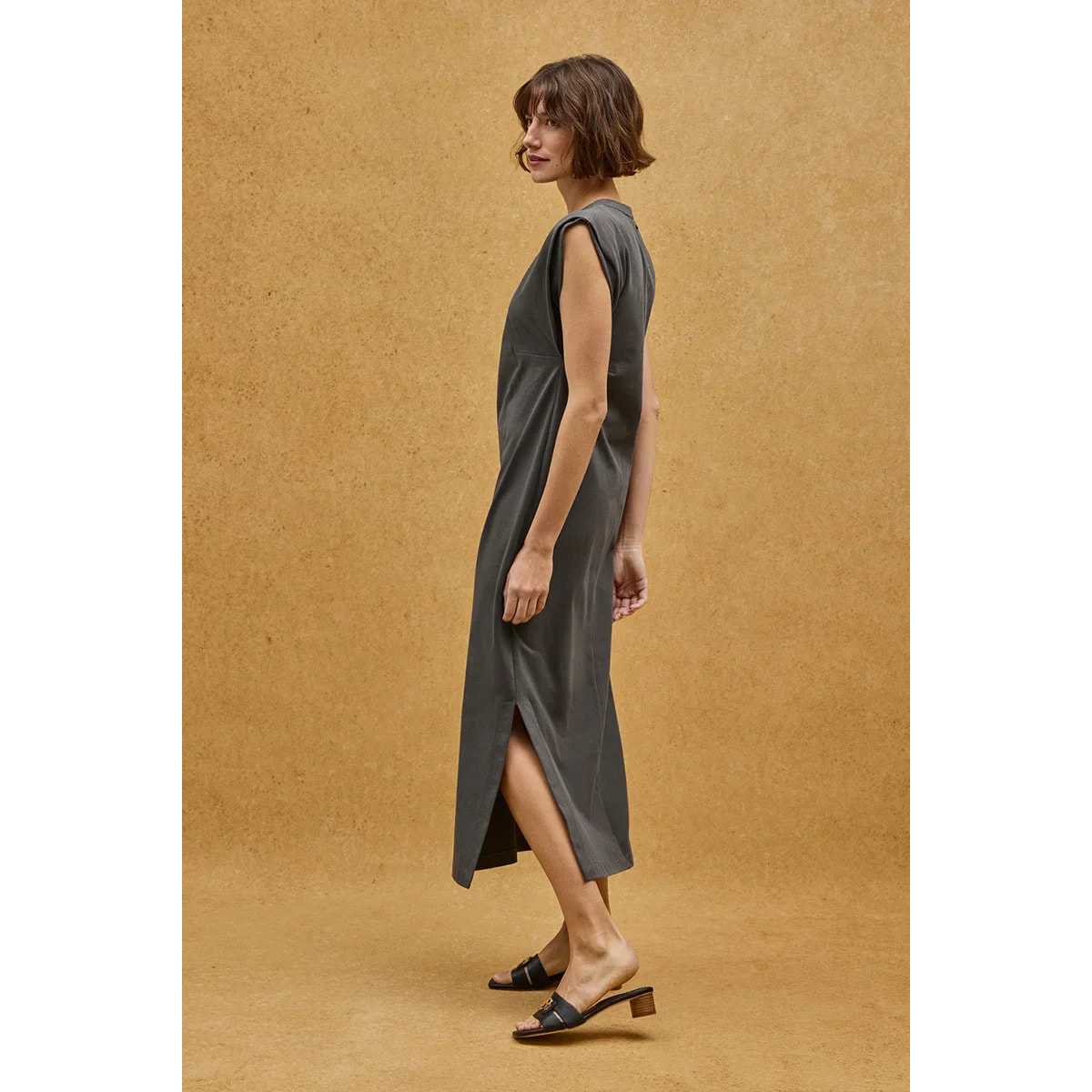 Vestito grigio pietra smanicato con scollo rotondo e logo Polo Club