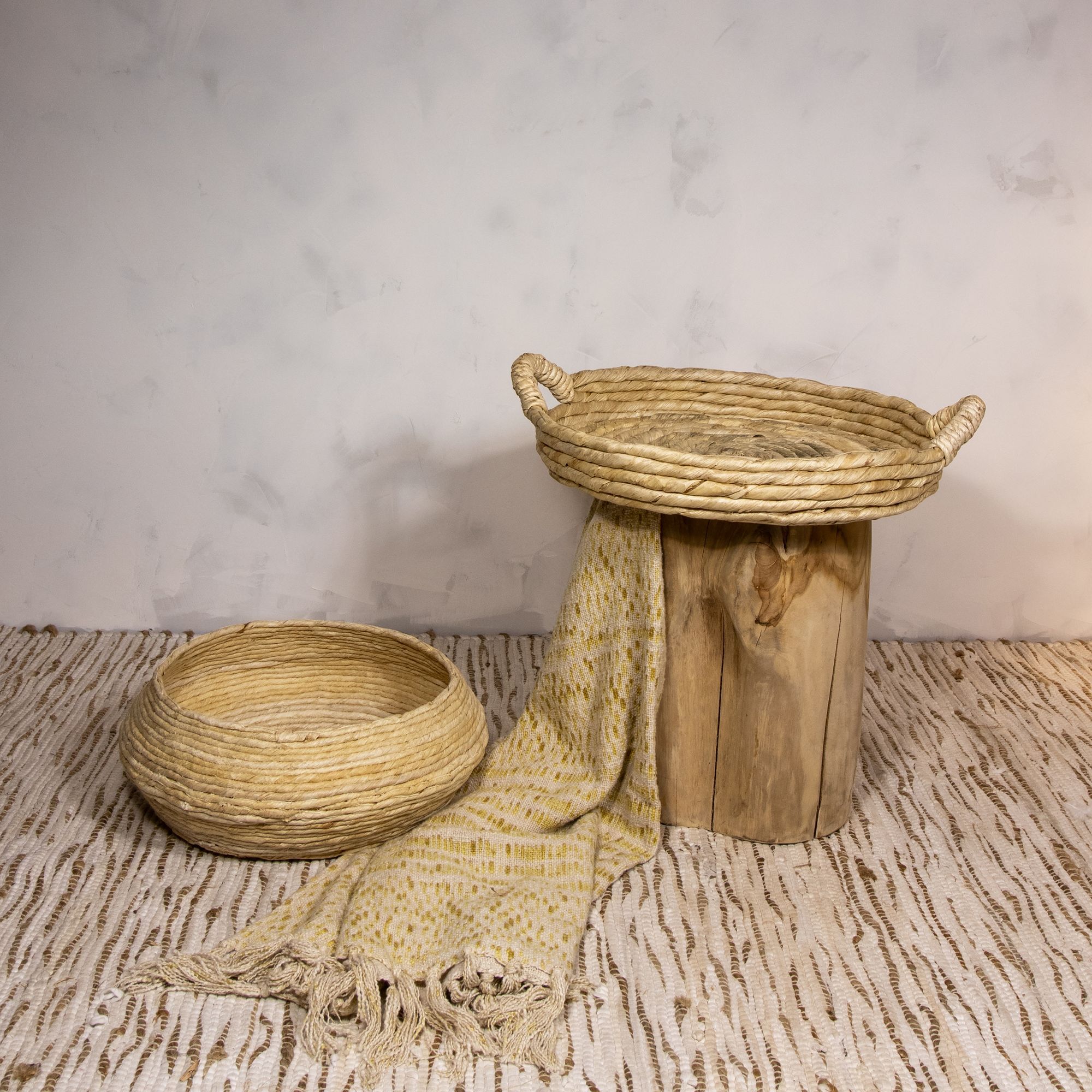 PLATEAU ROND EN  FIBRES D' ABACA D48CM X H8.5CM AVEC POIGNÉES DOUNIA