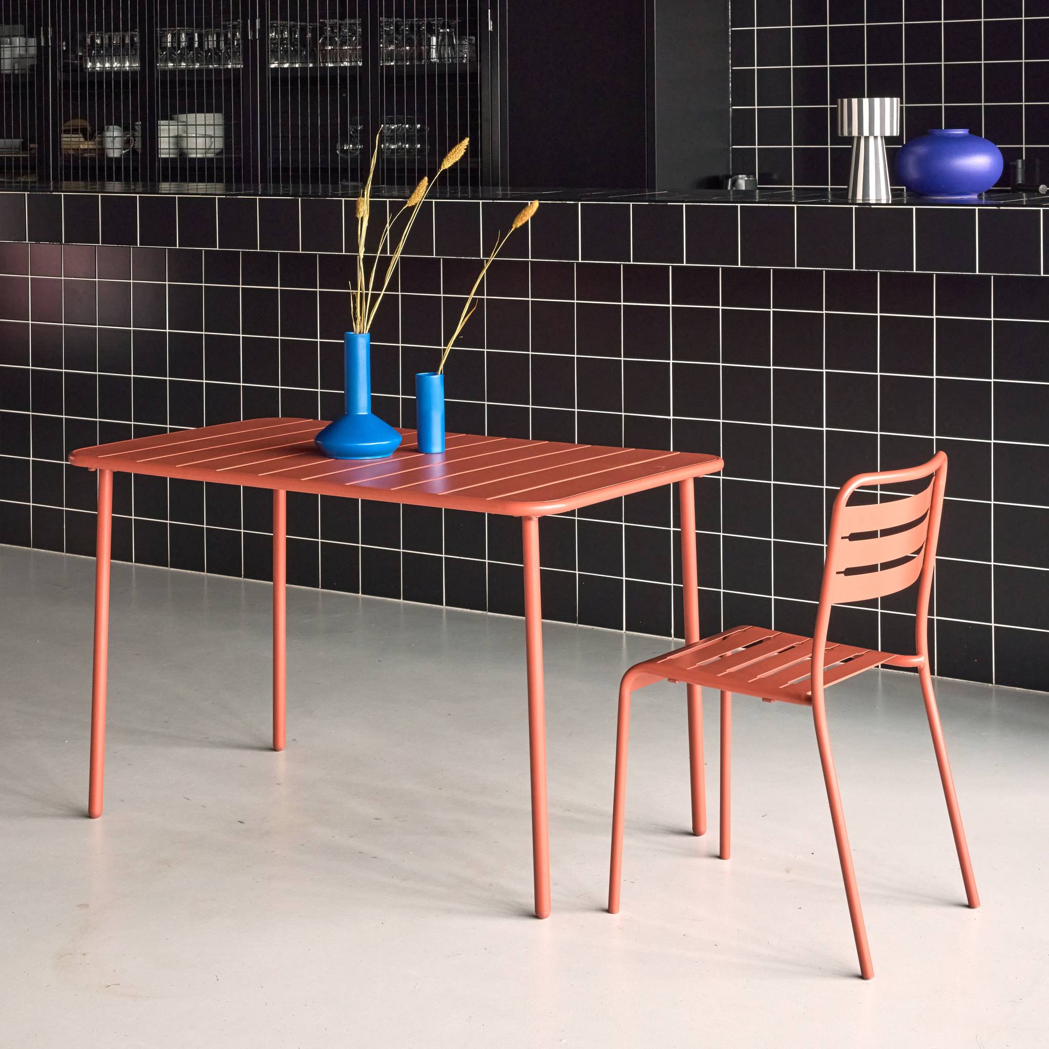 Table de jardin métal 4 places. terracotta. Amelia. 120x70cm. traitement antirouille. lattes et bords arrondis