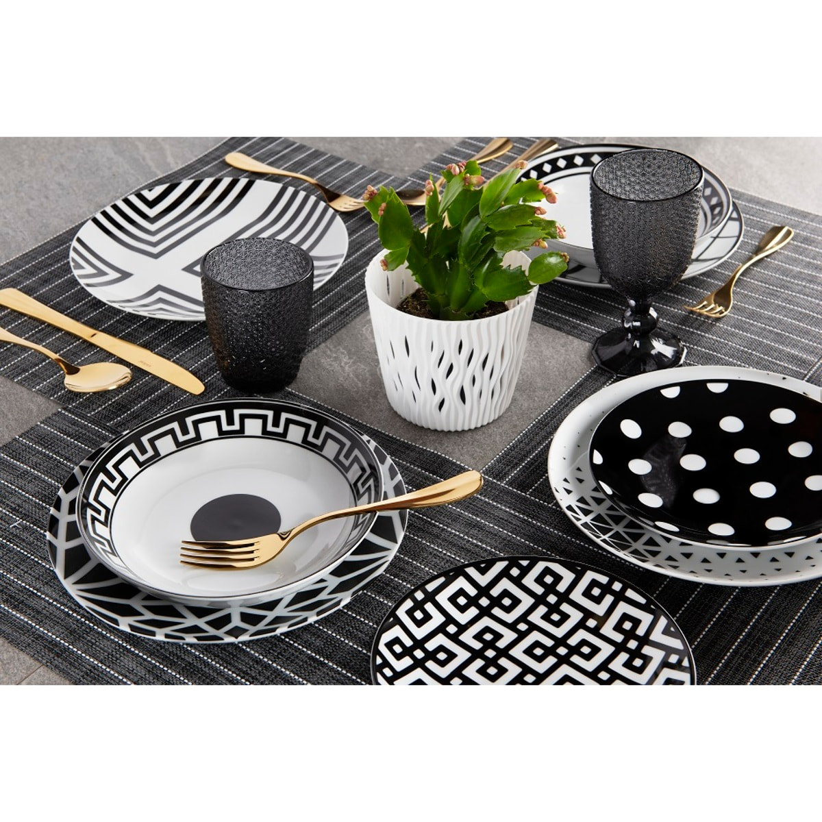 Service 18 assiettes Excelsa Emily, porcelaine, blanc et noir