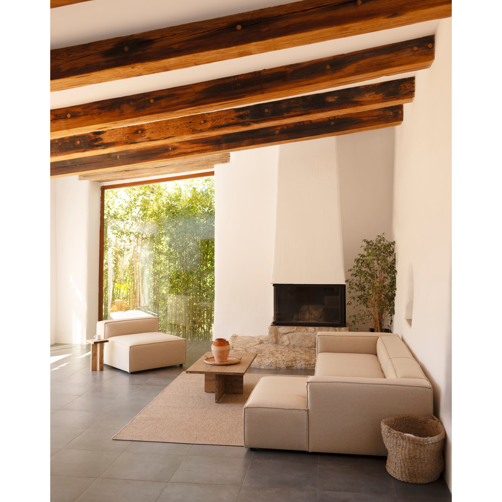 Mesa de centro de madera maciza en tono nogal de 120x70cm Alto: 40 Largo: 120 Ancho: 70