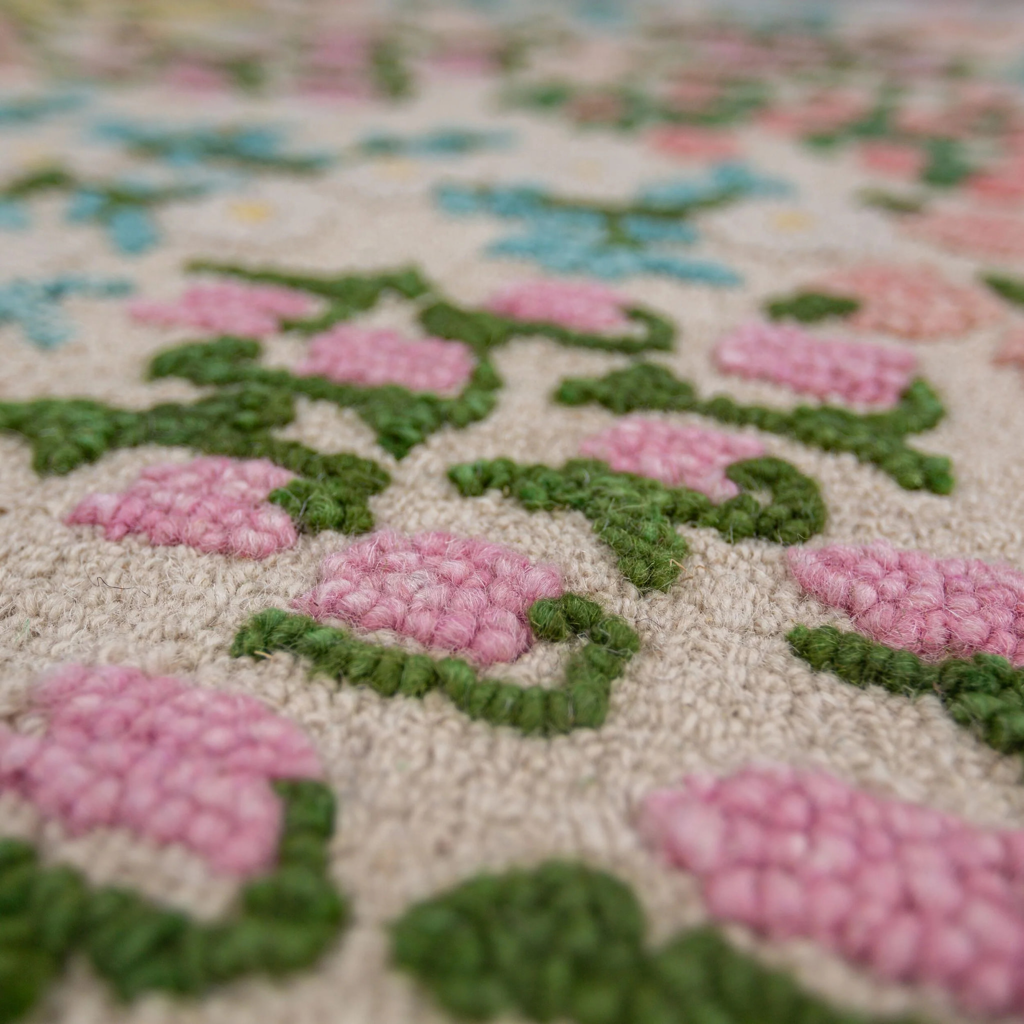 Tapis floral en laine EMILIA