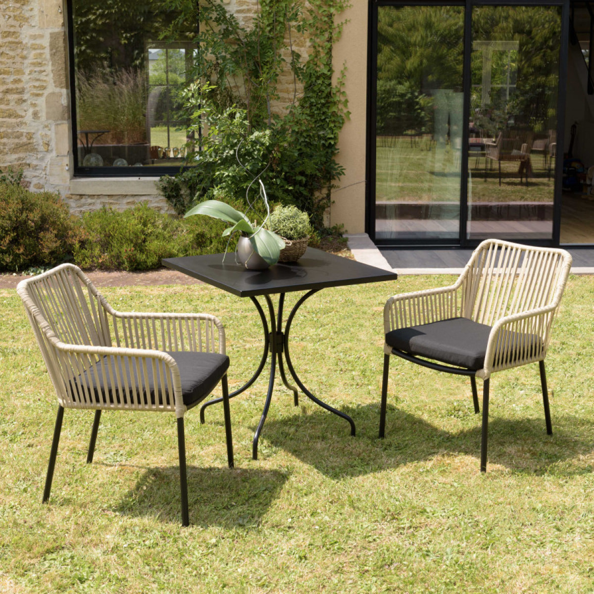 MALO - SALON DE JARDIN 2 PERS. - Table carrée 70x70cm et 2 fauteuils beiges et noirs en cordage