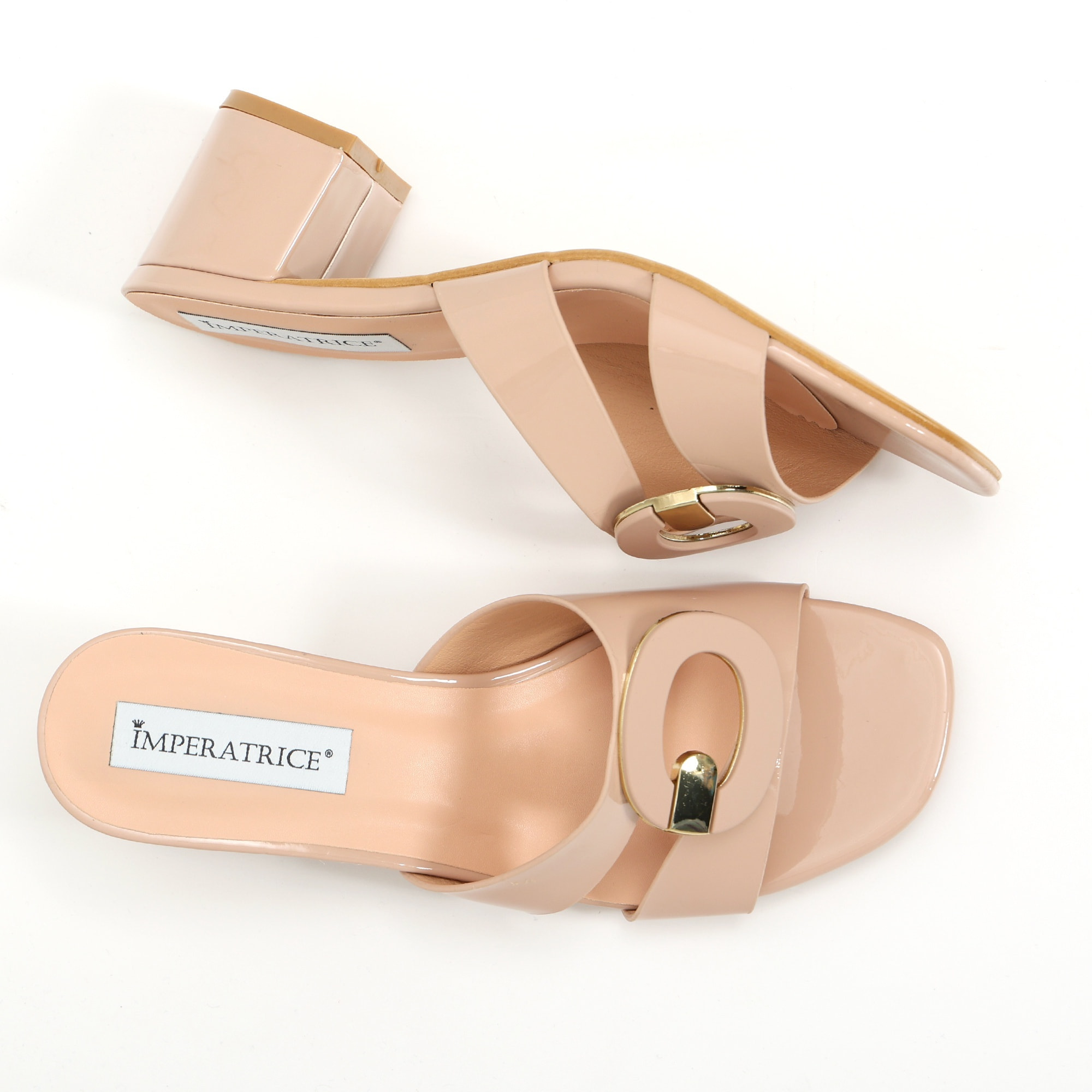 Sandali in simil pelle verniciata con tacco comodo ed applicazione sulla fascia