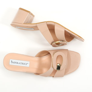 Sandali in simil pelle verniciata con tacco comodo ed applicazione sulla fascia