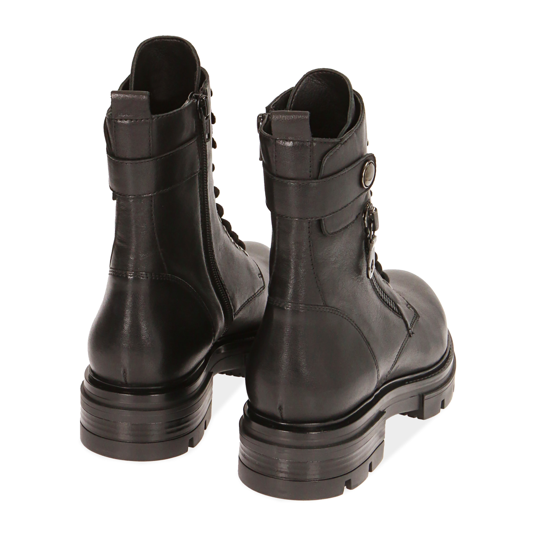Botas militares de piel negra con cremallera y tacón de 4 cm.