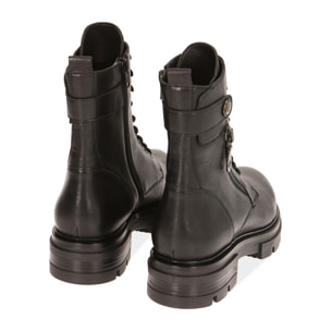 Botas militares de piel negra con cremallera y tacón de 4 cm.
