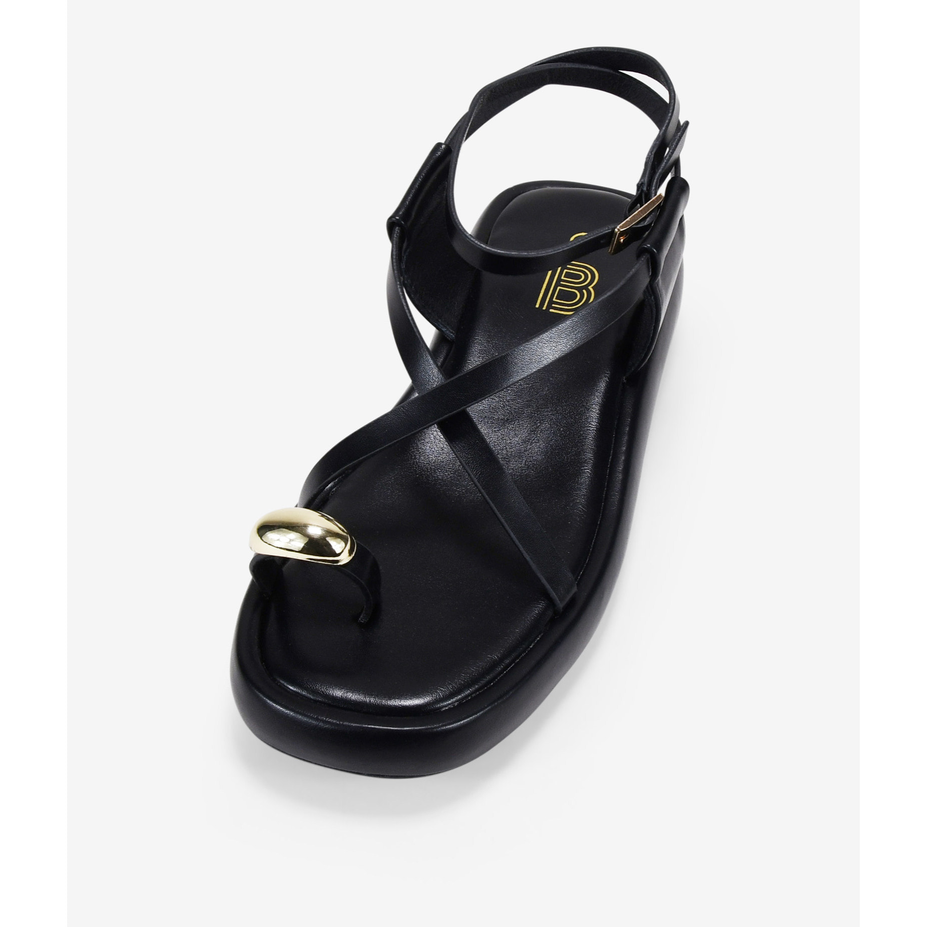 Sandalias de dedo negras con anillo metálico y plataforma