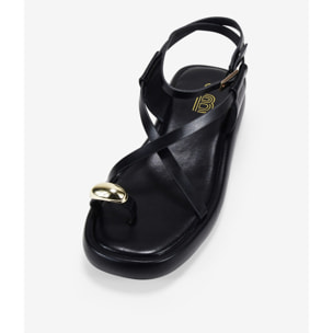 Sandalias de dedo negras con anillo metálico y plataforma