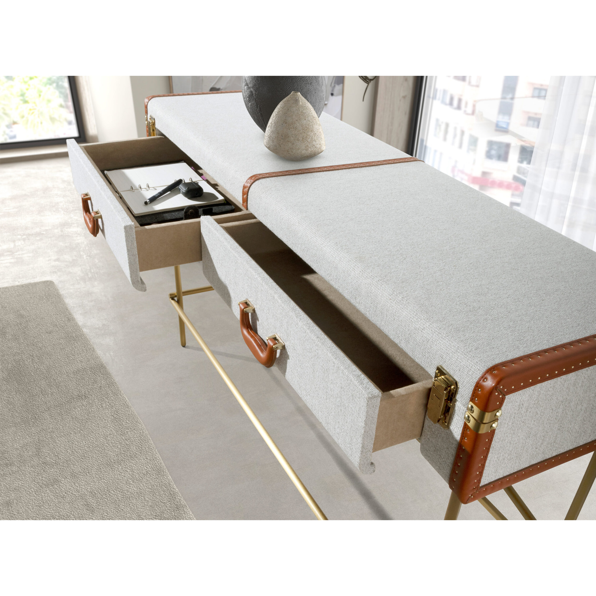 Consola rectangula en madera chapada en nogal natural con un elegante tapizado en tela gris claro 141x45x81cm