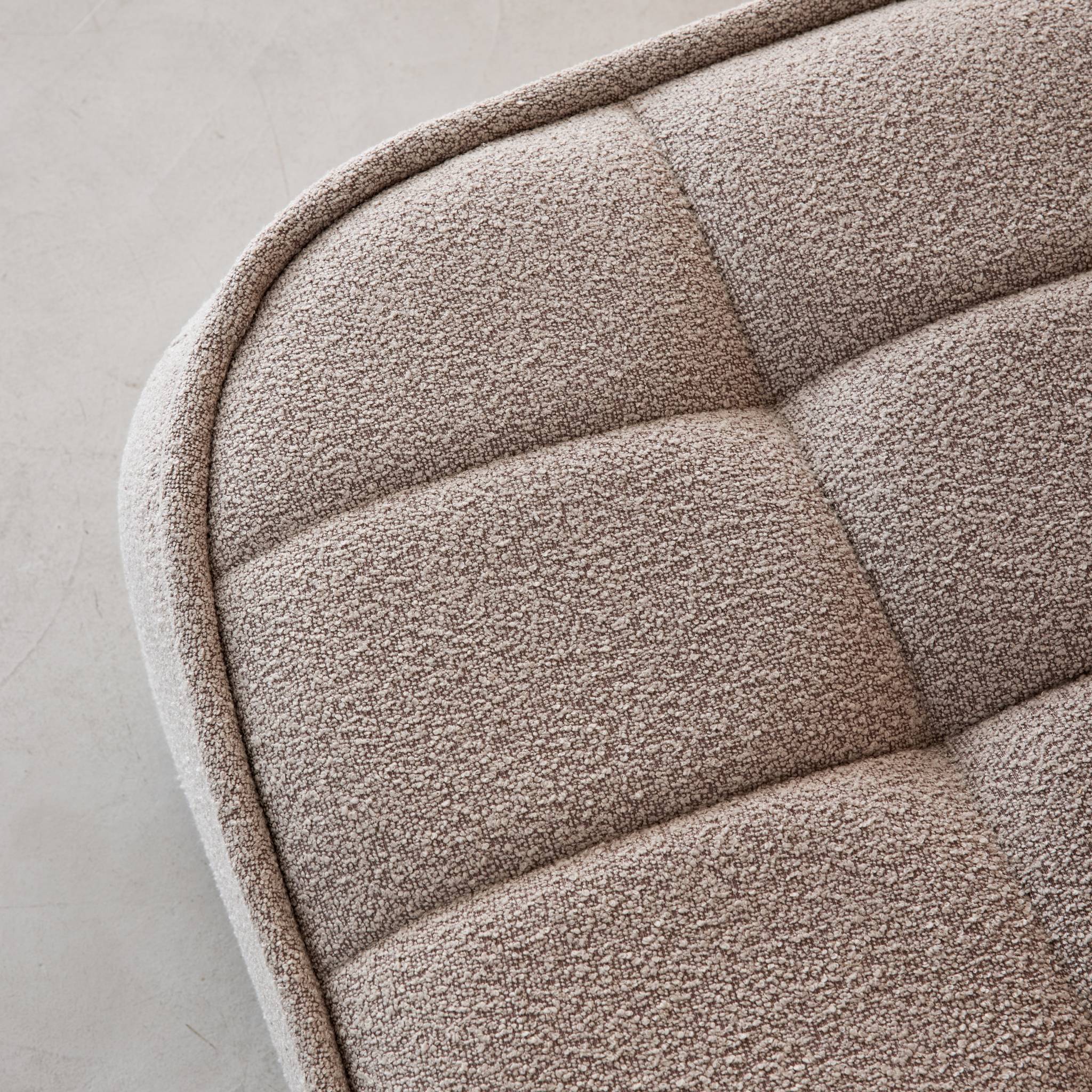 Pouf. repose-pieds pour chauffeuse 1 place Boni bouclette texturée beige L 91 x P 63 x H 40cm - Boni