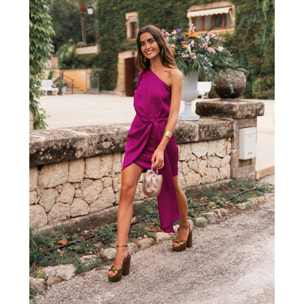 Vestido corto asimétrico con falda drapeada.