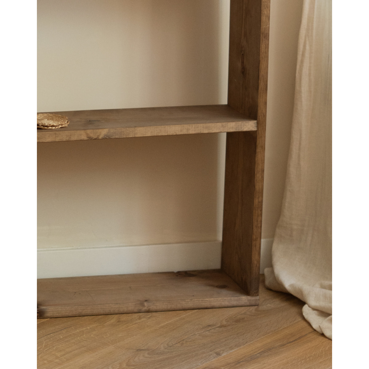 Estantería de madera maciza tono roble oscuro con 1 estante Alto: 74 Largo: 80 Ancho: 20