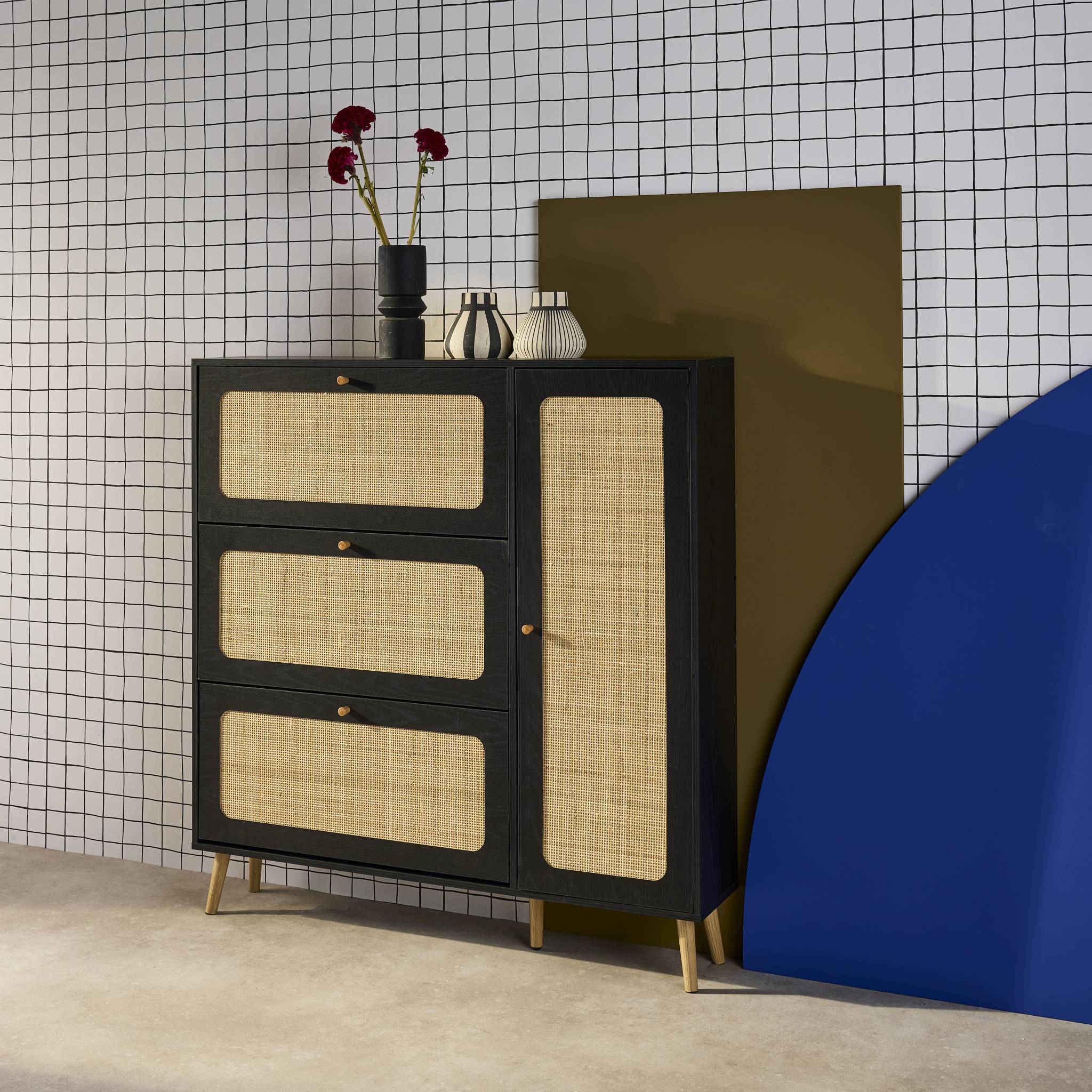 Meuble à chaussure cannage Bohème noir. 3 tiroirs. 1 porte. 21 paires. 120 x 24 x 125 cm