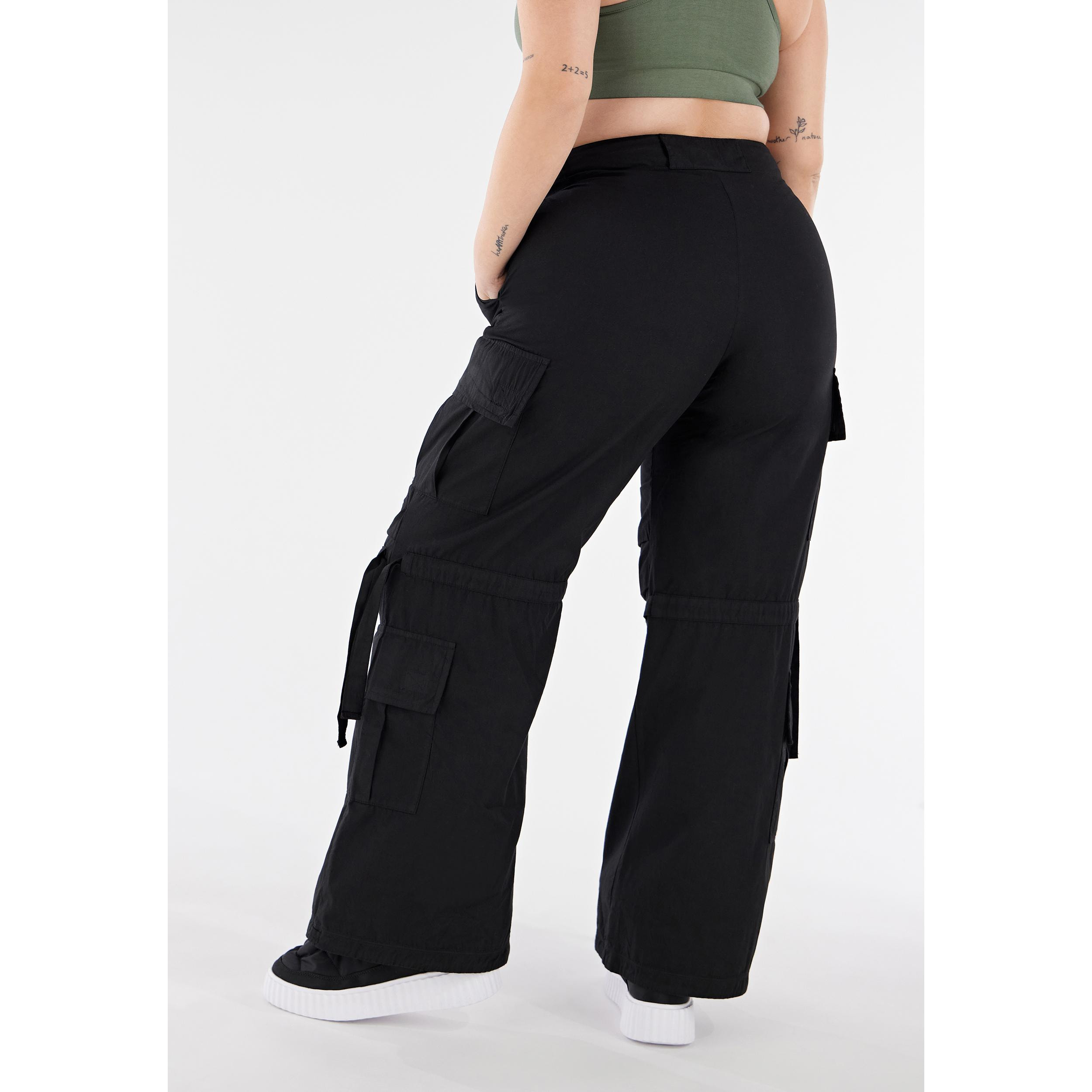 Pantaloni cargo con doppie tasche e coulisse intermedia