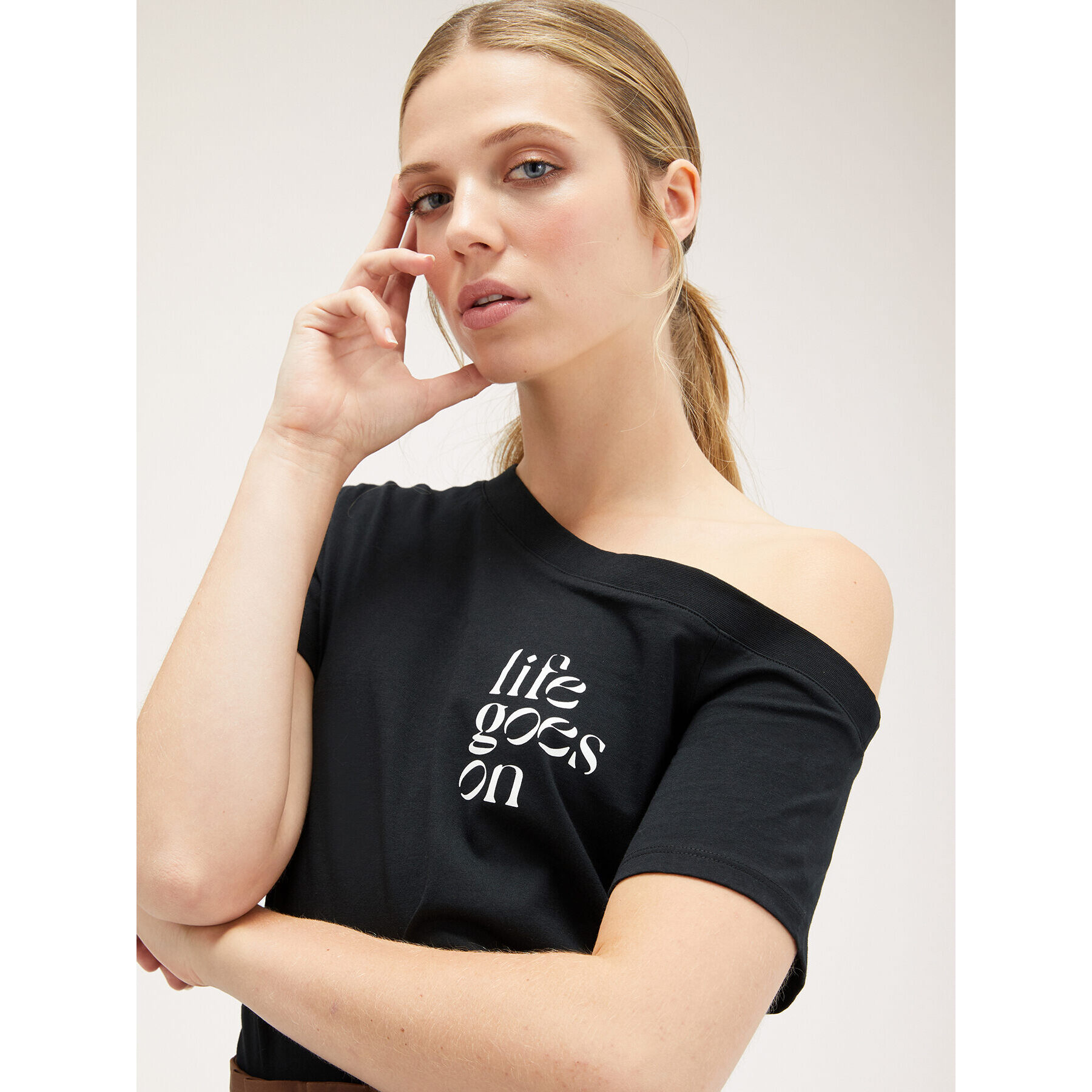 Motivi - Camiseta con escote asimétrico y texto - Negro