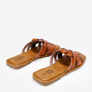 Sandalias planas marrones con tiras cruzadas