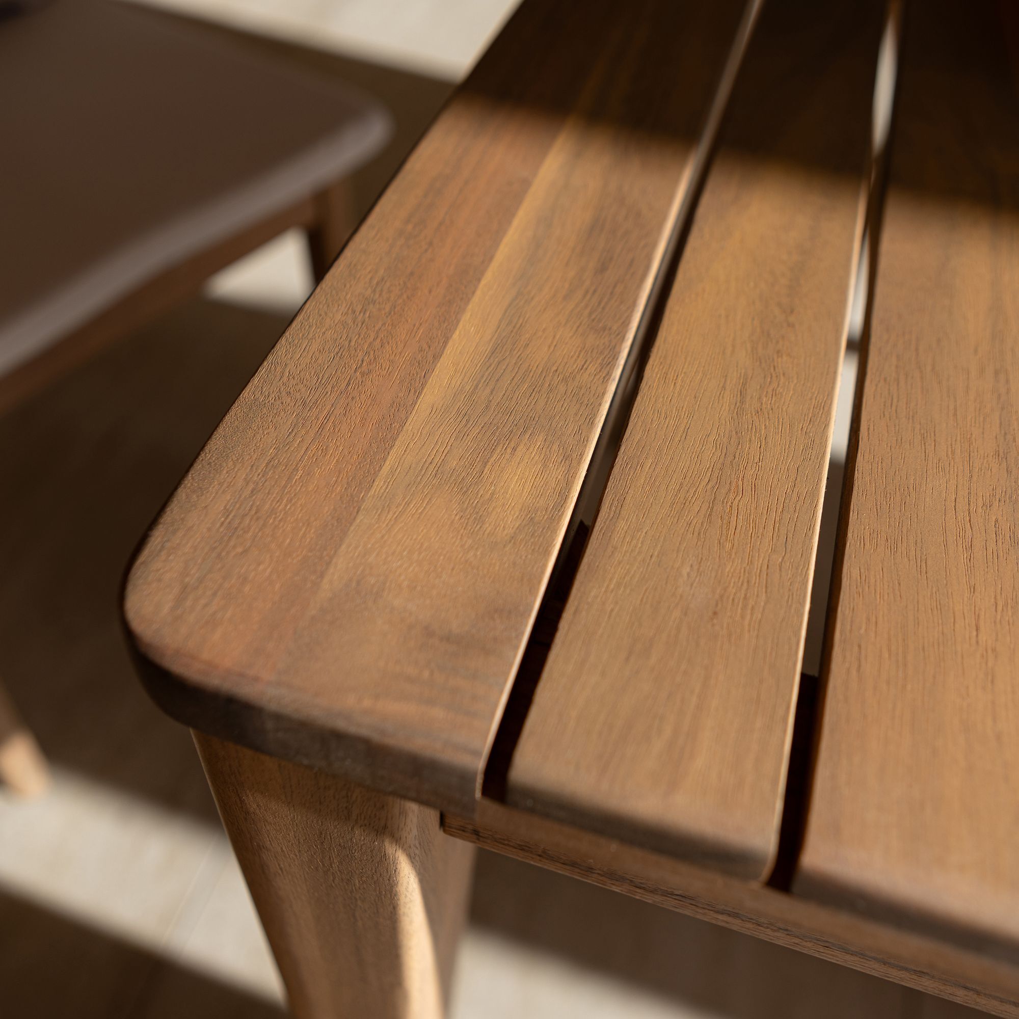Ensemble table et 6 chaises de jardin en bois d'acacia avec coussin FIDJI