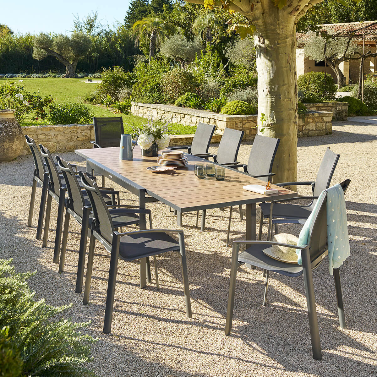 Table de jardin extensible coulissante "Évasion" effet bois honey & graphite 10 places lates en aluminium