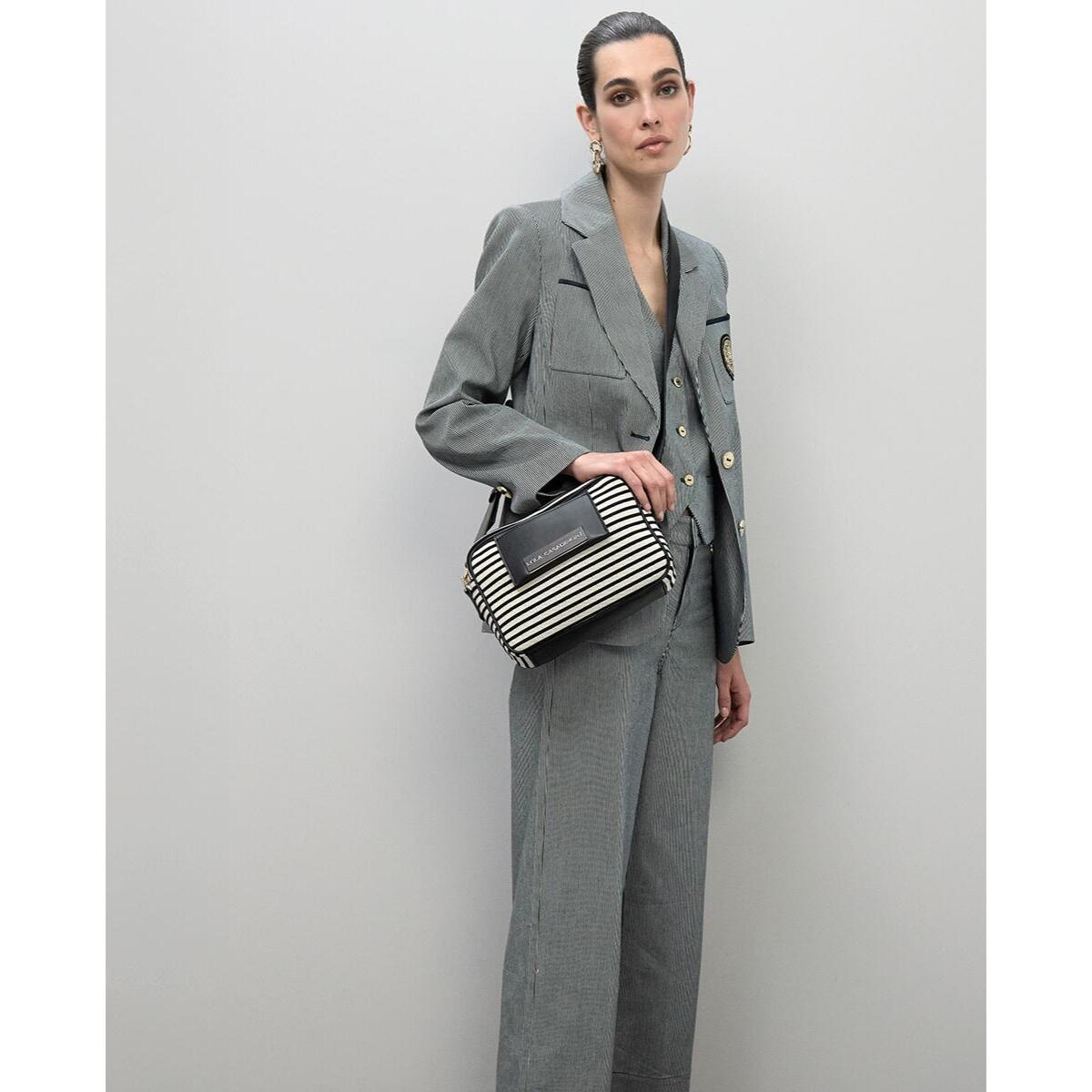 Tessuto a righe incrociate abbinato ad effetto pelle