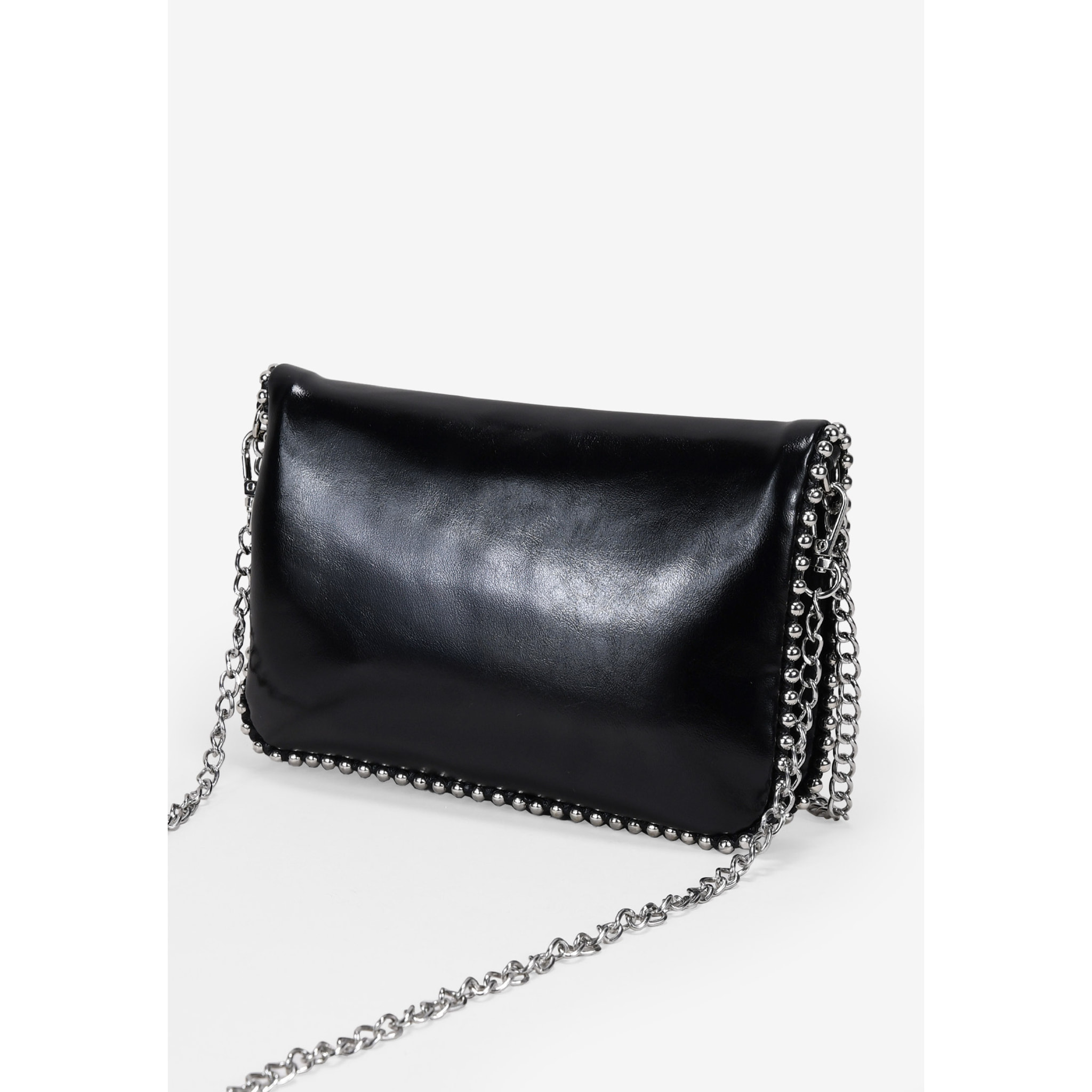 Bolso de hombro negro con cadena