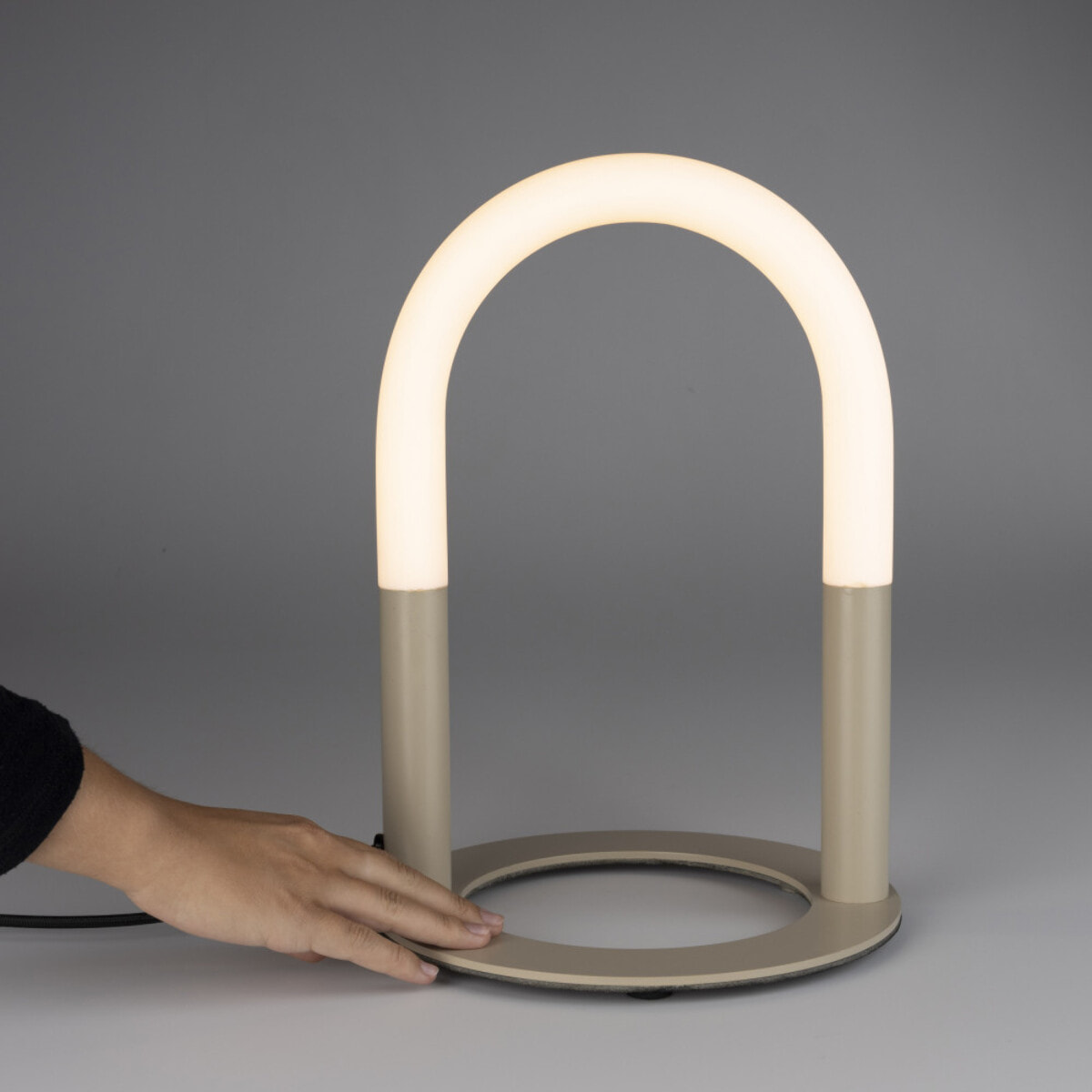 Arch - Lampe à poser en métal - Beige.