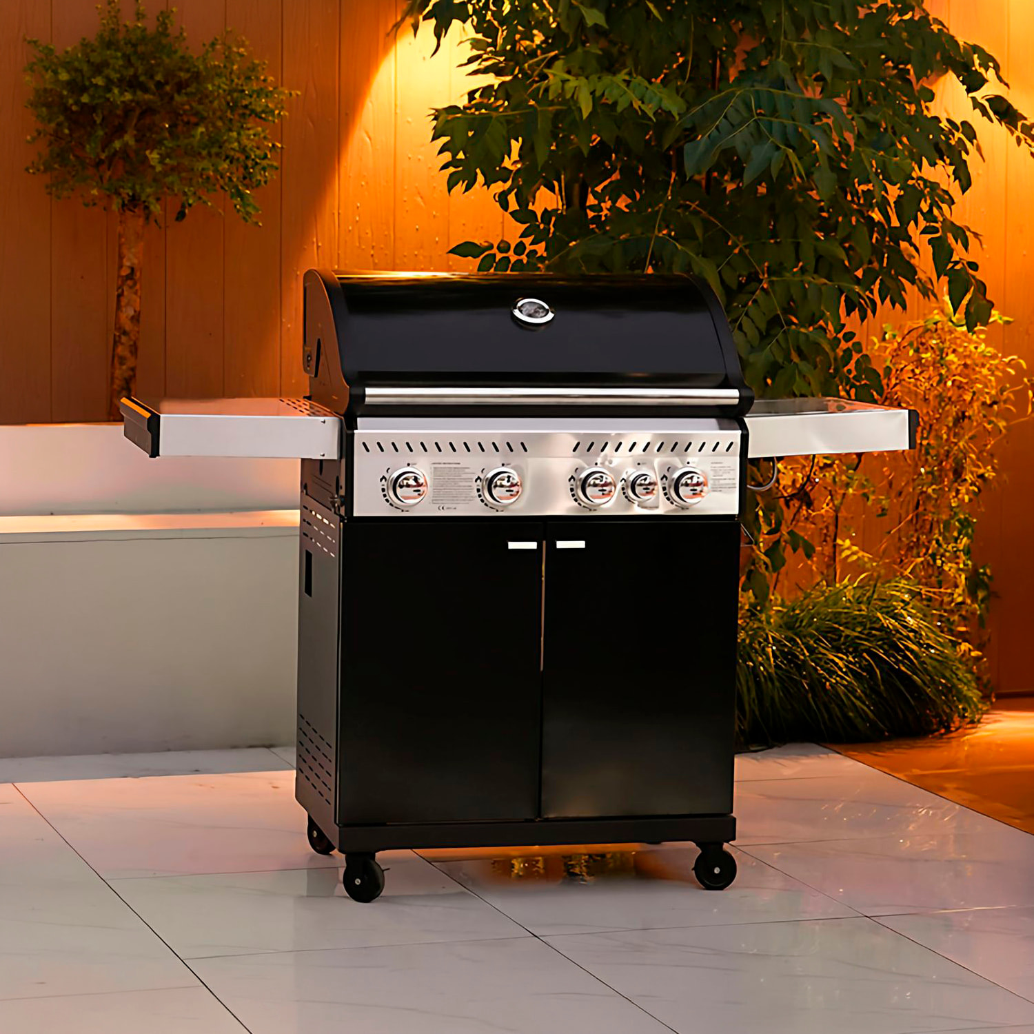 Barbecue a gas per esterni con potenza di 14,5 kW, compatibile con butano e propano, 4 bruciatori principali più 1 laterale.