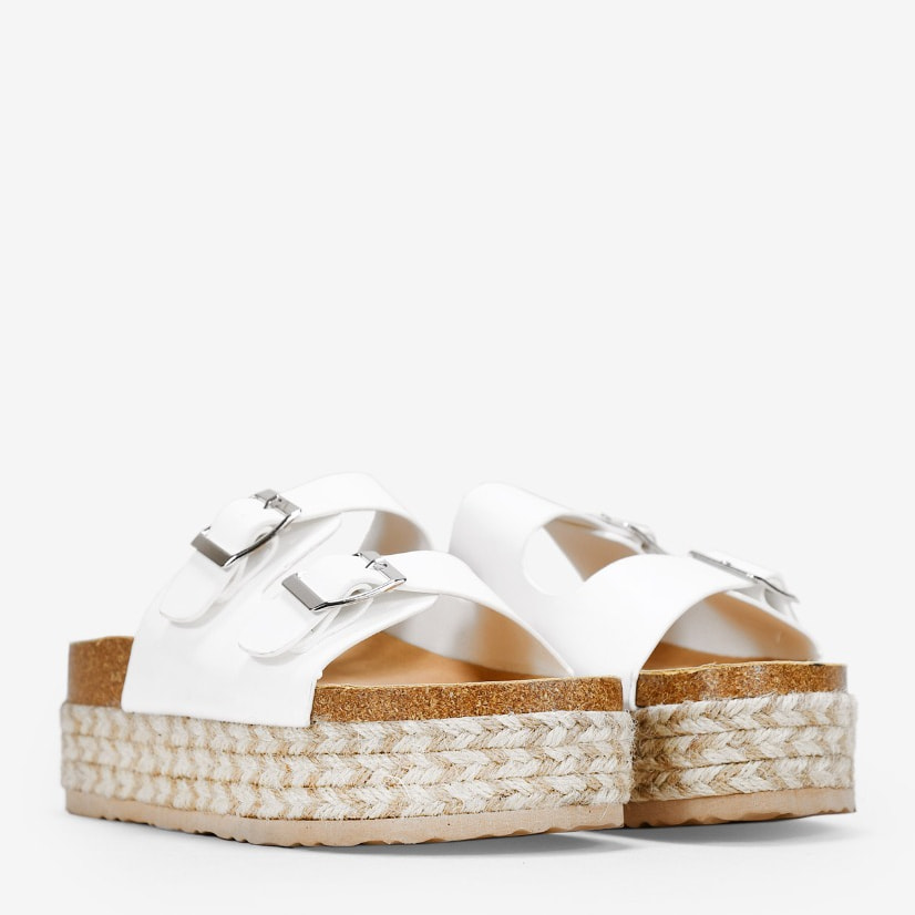 Sandalias blancas con plataforma de esparto