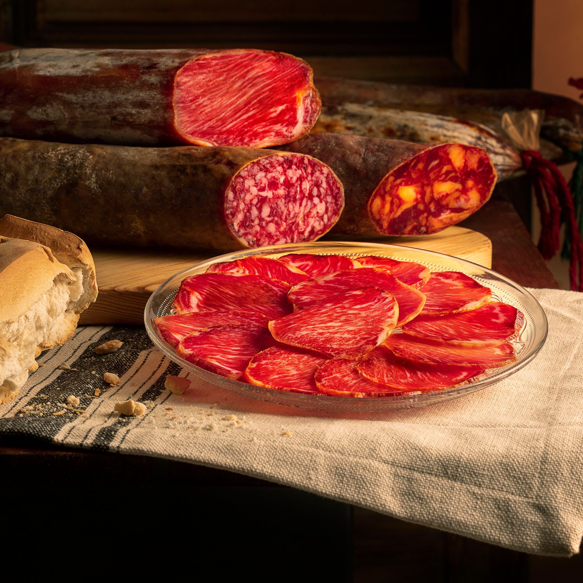 Coffret Ibérico Bellota : Lomo Ibérico Bellota 75 % Race Ibérique (600g) + Chorizo Ibérique Bellota (400g) + Salchichón Ibérique Bellota 100 % Naturel (400g) + Boîte Coffret Cadeau C. Nieto ? 1,4kg ? Espagne ? César Nieto