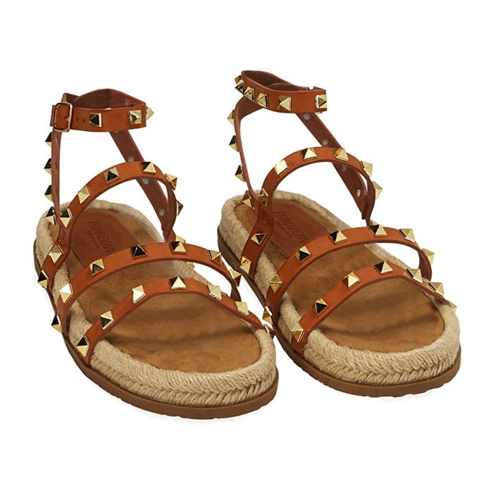 Sandalias con tachuelas color coñac y suela de rafia