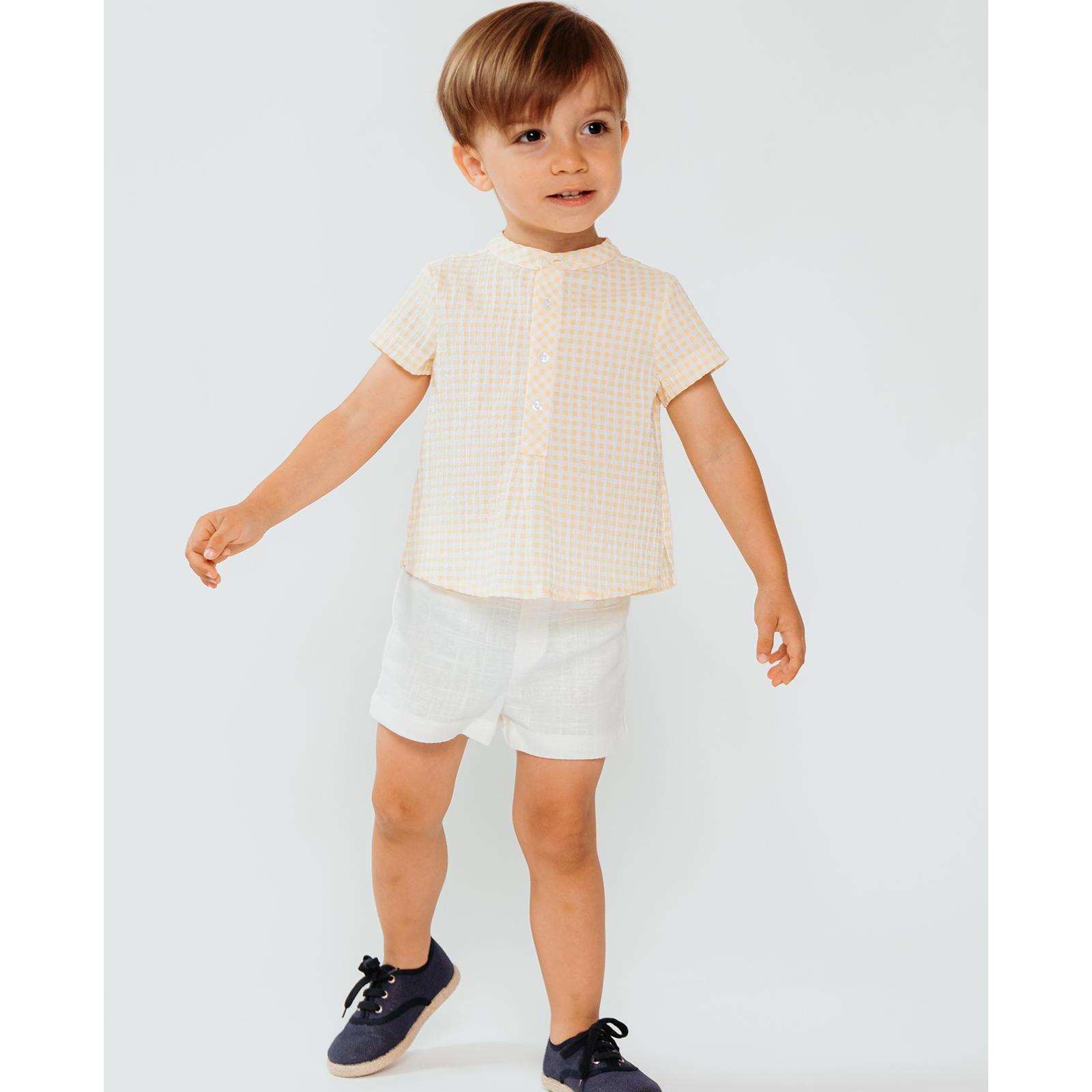 Bermuda de sarga blanca, con bolsillos y bragueta.