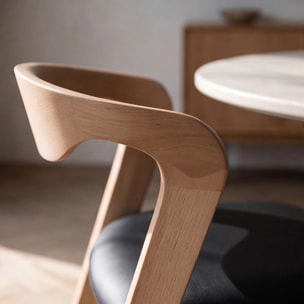 Chaise en bois d'hévéa blond et cuir synthétique noir - Vega