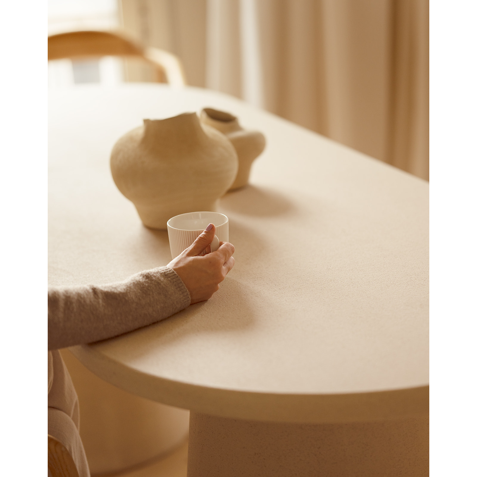 Table de salle à manger ovale en microciment ton beige en différentes tailles