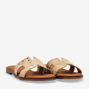 Sandalias planas piel arena con tachas metálicas