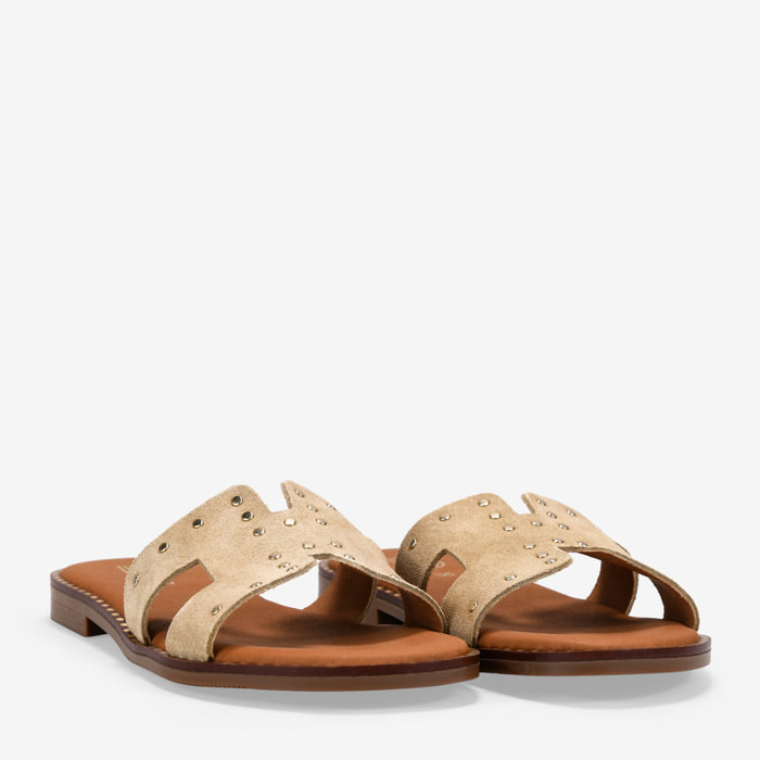 Sandalias planas piel arena con tachas metálicas