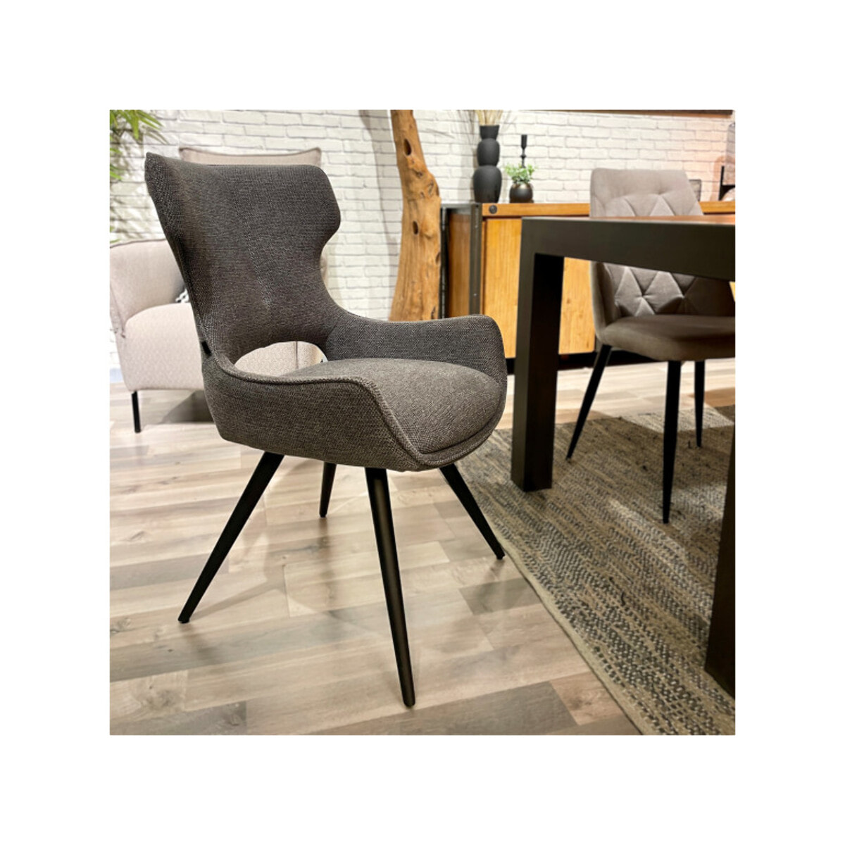 Chaise rotative 180° en tissu doux et pieds en métal noir - SUZIE