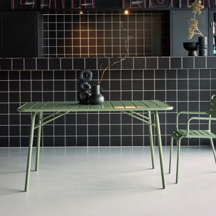 Table de jardin pliante métal 6 places. vert. Amelia. 140x80cm. traitement antirouille. lattes et bords arrondis