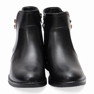 Stivaletti in simil pelle con fibbia dorata e elastico laterale