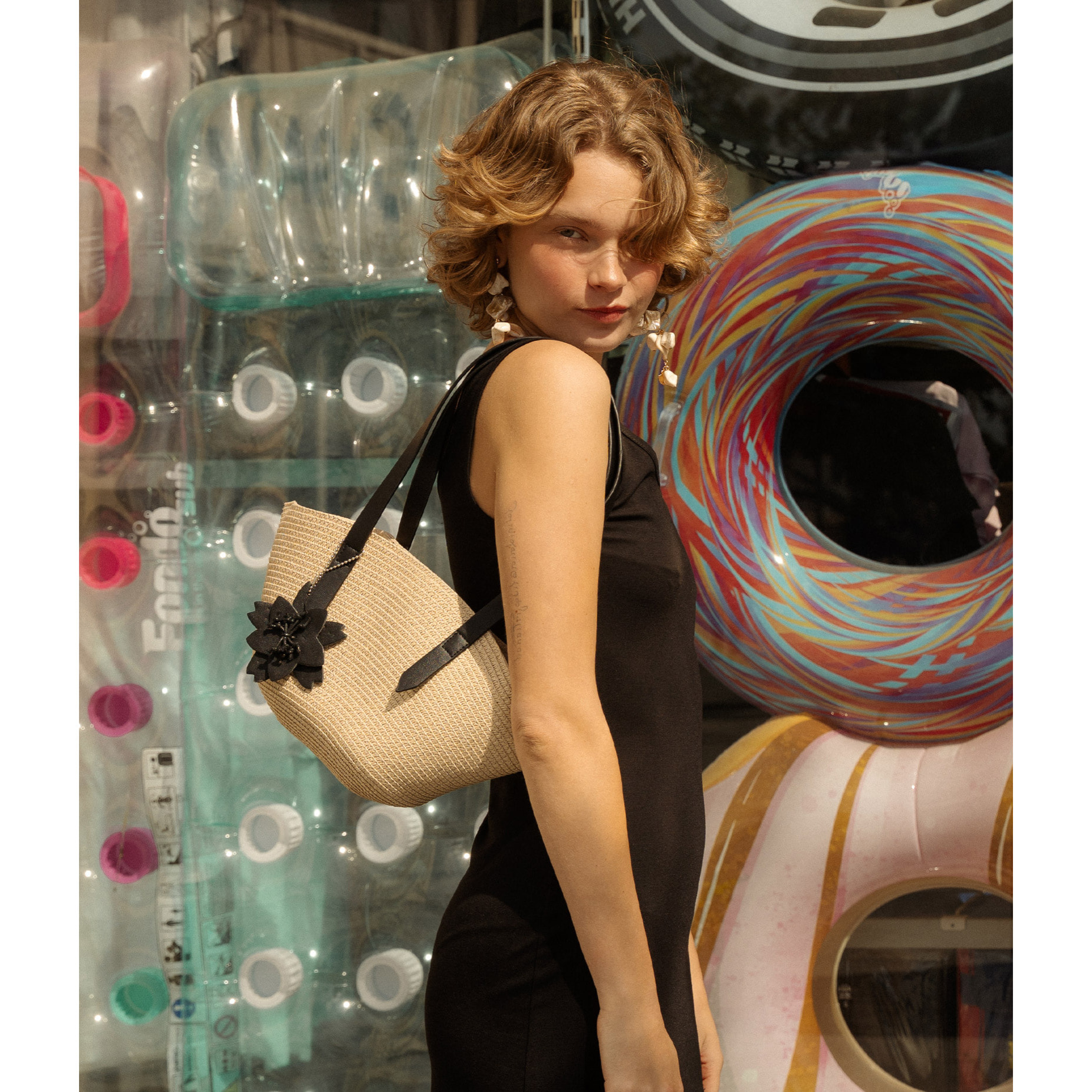 Bolso capazo beige en rafia con charm de flor