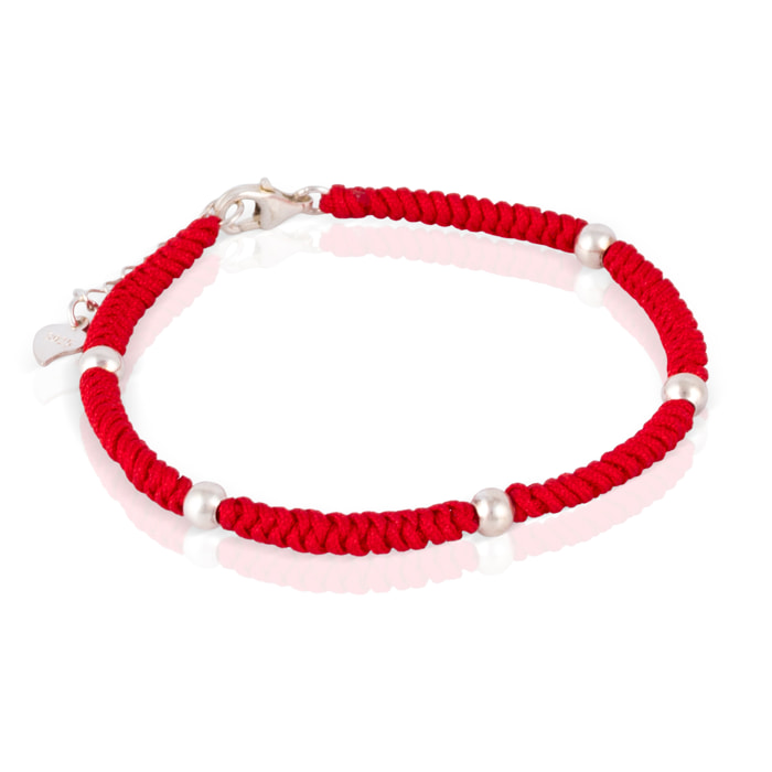 Pulsera roja de hilo de poliéster con diseño enrollado, detalles en plata de ley 925 y cierre de mosquetón.