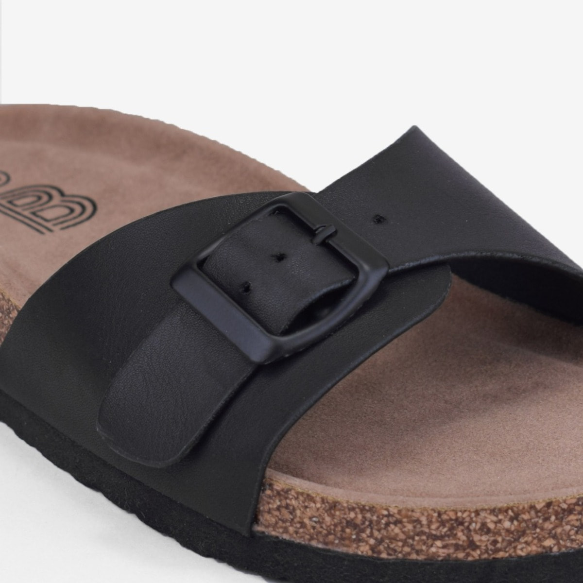 Sandalias planas negras con suela de corcho y hebilla