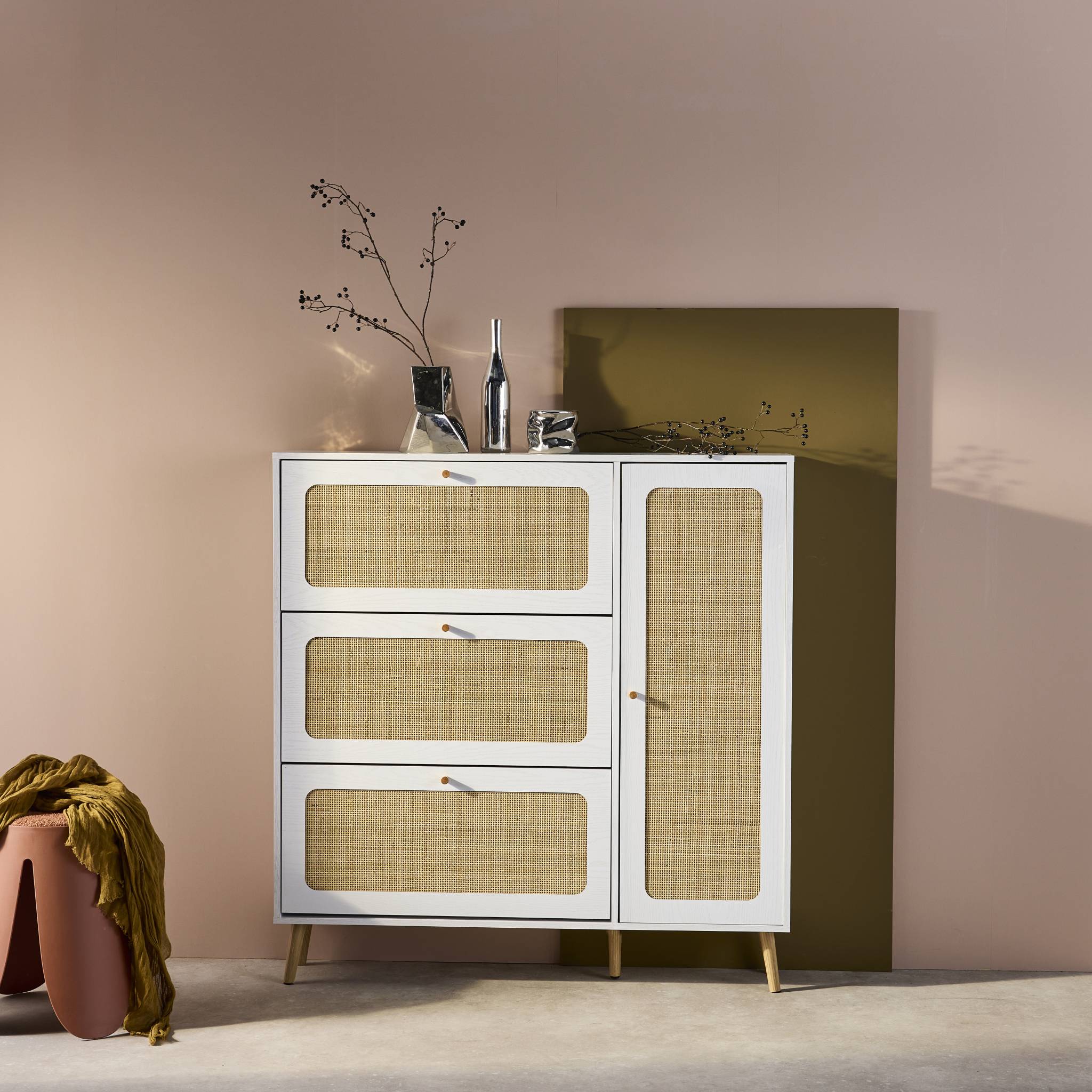 Meuble à chaussure cannage Bohème blanc. 3 tiroirs. 1 porte. 21 paires. 120 x 24 x 125 cm