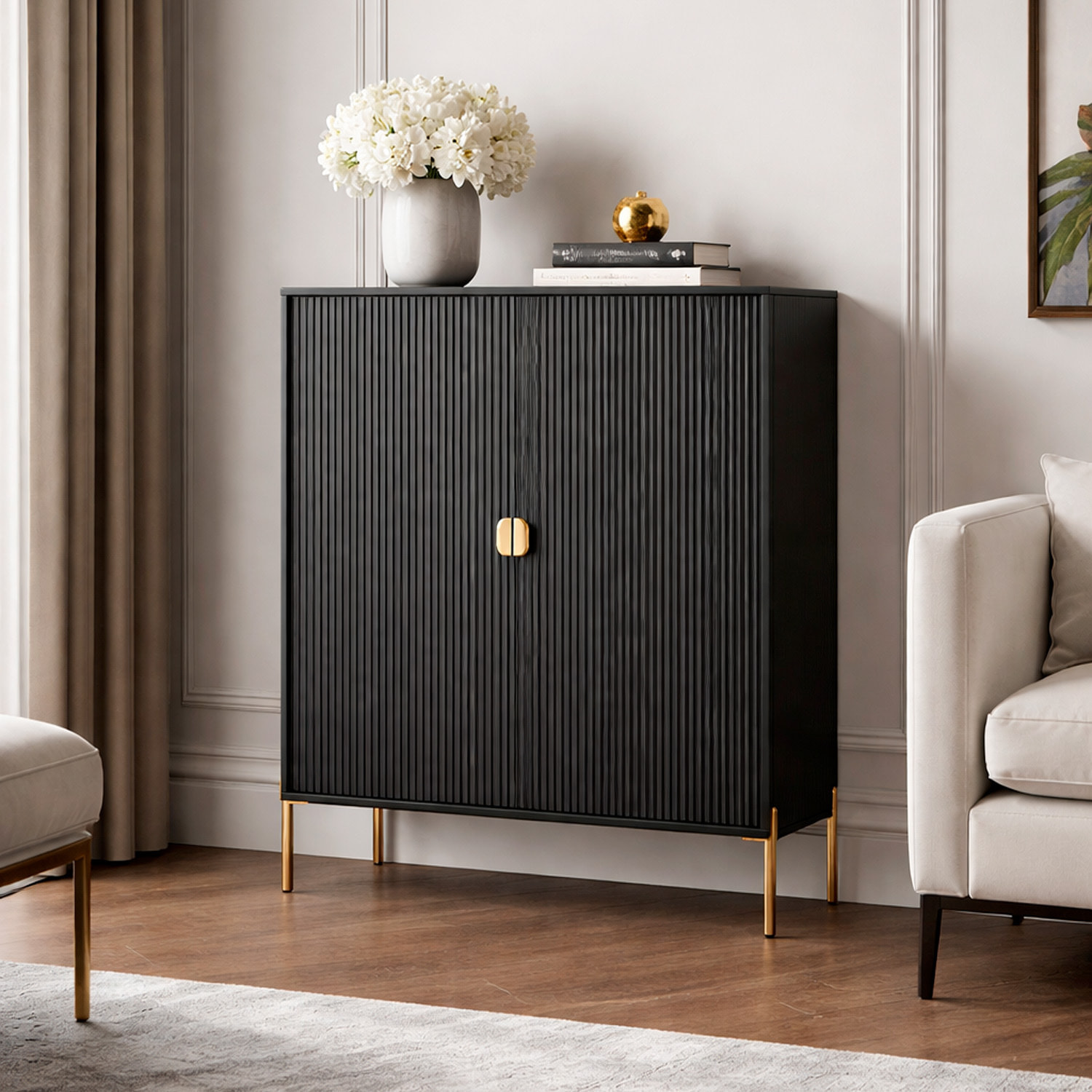 Credenza Mobile Contenitore 2 Ante Cannettate E Piedini Oro Madia Moderna con Ripiani Interni E Chiusura Soft Close 103.6 x 124 x 39.6 Cm Nero
