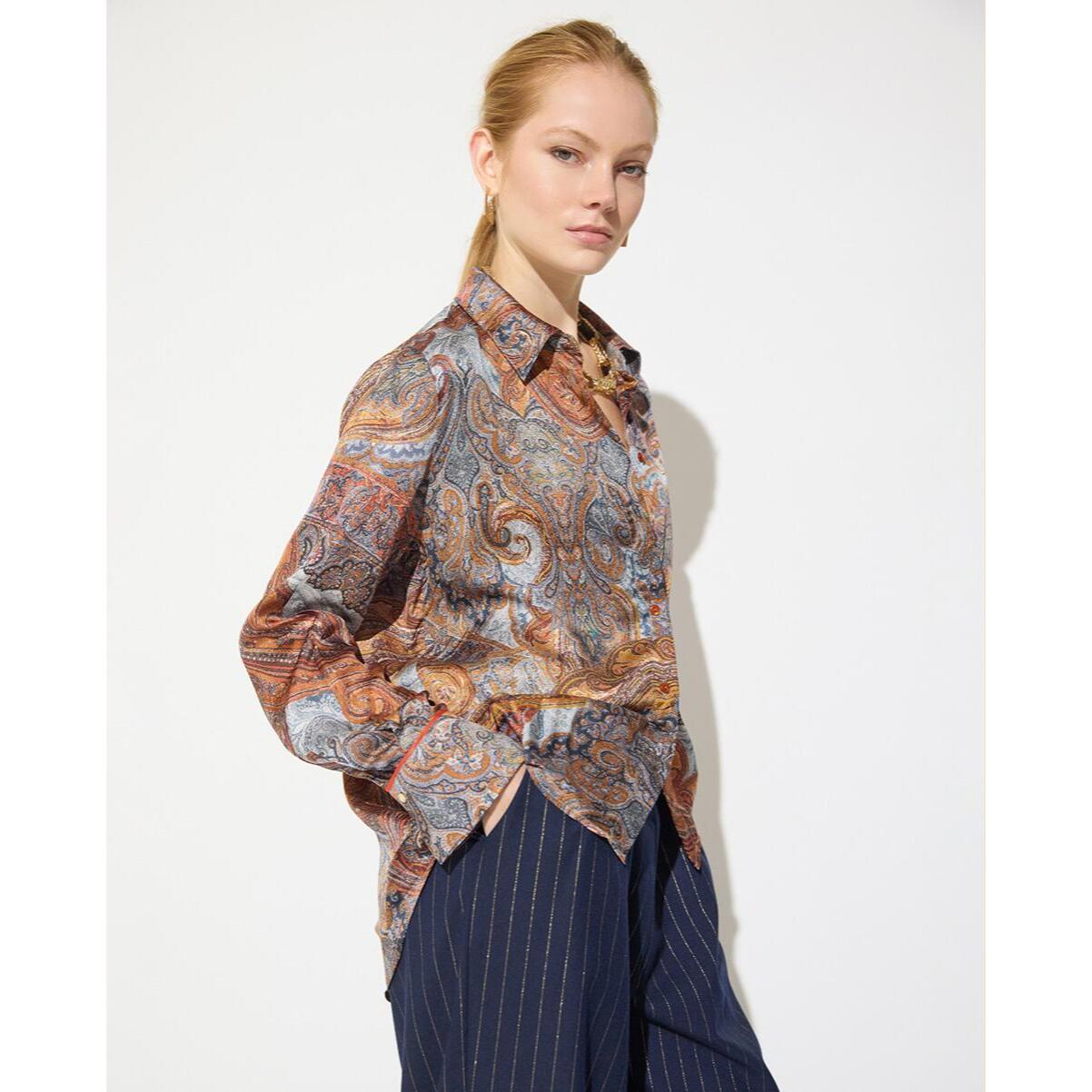 Camicia classica stampata con profili a contrasto