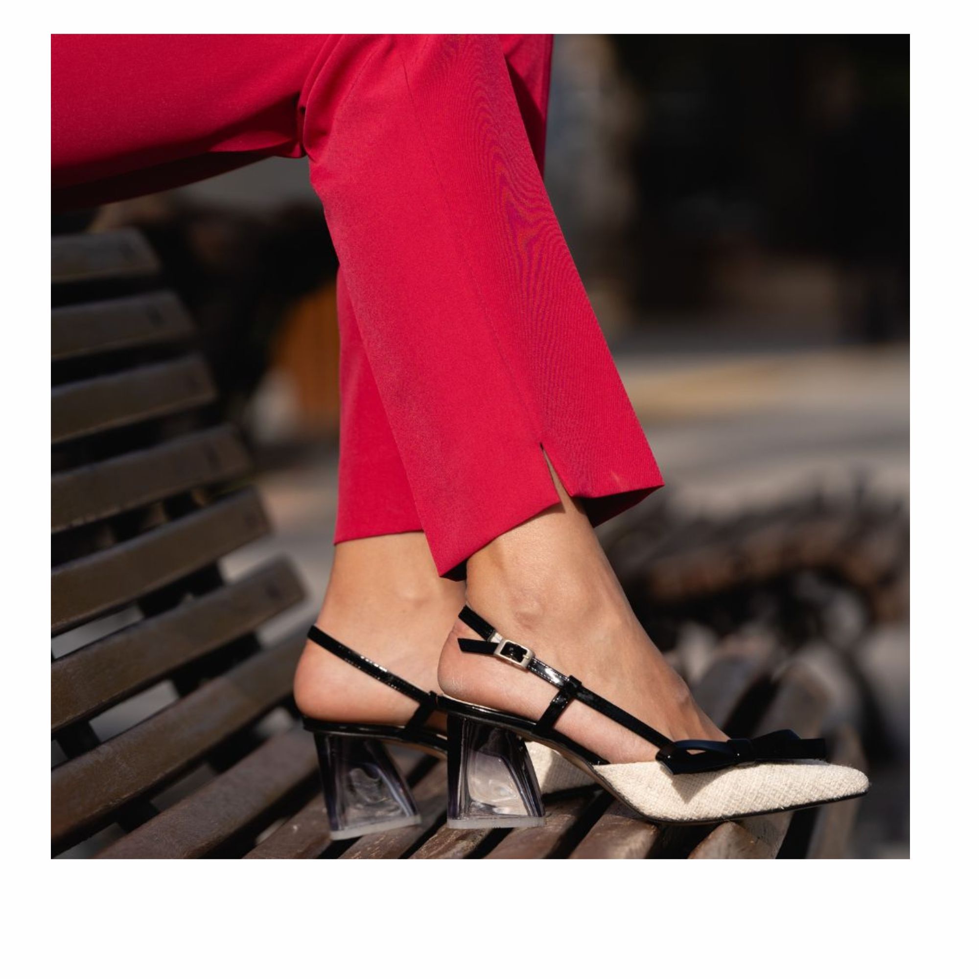 Salón destalonado blanco y negro. Tacón metacrilato de 7 cm.